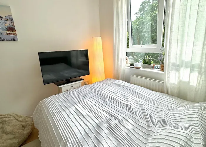 Bright And Cozy Room Breakfast Included